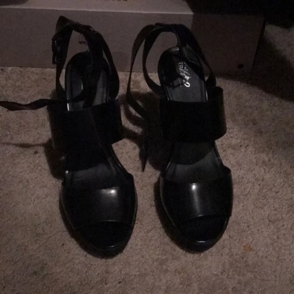 Heels - Picture 1 of 2
